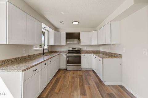 Tiny photo for 2417 Flanders Street, White City, OR 97503 (MLS # 220222961)