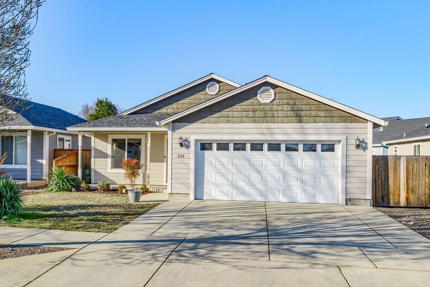 This is a Great Home in an area of newer homes. 

Perfect starter home or investment property.

Built in 2013 and has been very well taken care of.

When you walk in you will love the vaulted ceiling and spacious floor plan.

The laminate wood floors help make this home feel cozy and very luxurious.

The kitchen is Fanatastic with Georgeous Custom Cabinets and Granite Counter tops.