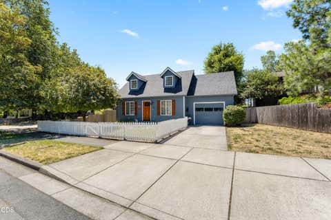 Photo of 533 NW D Street, Grants Pass, OR 97526 (MLS # 220223528)