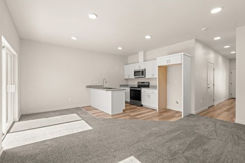 Tiny photo for 2024 Sunset Drive #3, Medford, OR 97501 (MLS # 220217668)