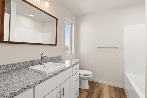 Tiny photo for 2024 Sunset Drive #3, Medford, OR 97501 (MLS # 220217668)