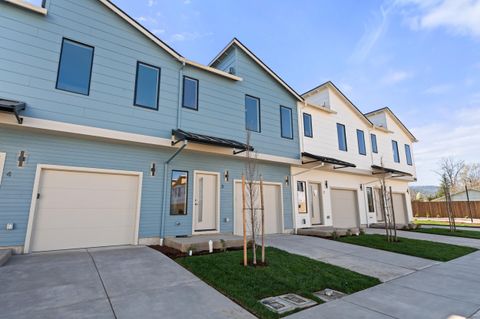 Tiny photo for 2024 Sunset Drive #3, Medford, OR 97501 (MLS # 220217668)