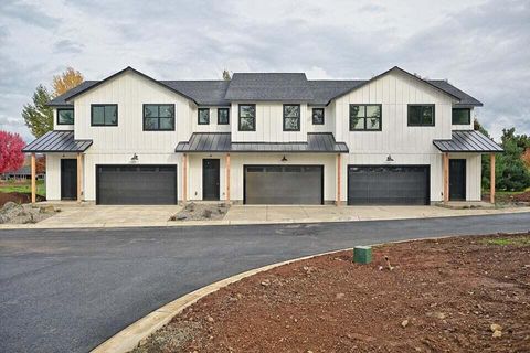 Photo of 202 Bogey Lane, Eagle Point, OR 97524 (MLS # 220219460)