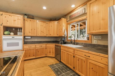 Tiny photo for 23125 Sprague River Road, Sprague River, OR 97639 (MLS # 220224306)