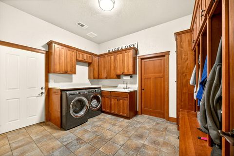 Tiny photo for 4182 N Roxy Drive, Medford, OR 97504 (MLS # 220215071)