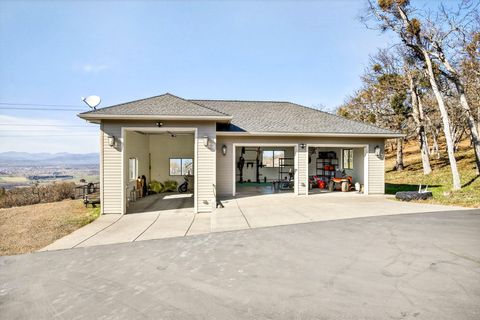 Tiny photo for 4182 N Roxy Drive, Medford, OR 97504 (MLS # 220215071)