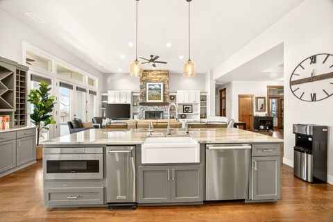 Tiny photo for 4182 N Roxy Drive, Medford, OR 97504 (MLS # 220215071)