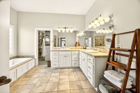 Tiny photo for 4182 N Roxy Drive, Medford, OR 97504 (MLS # 220215071)