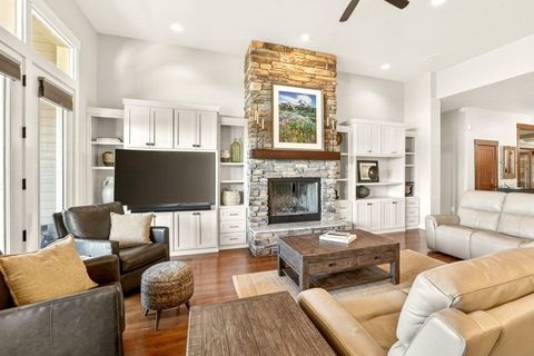 Tiny photo for 4182 N Roxy Drive, Medford, OR 97504 (MLS # 220215071)