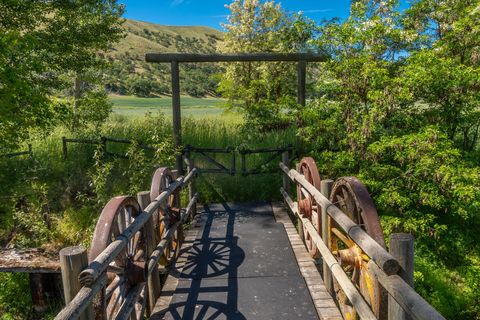 Tiny photo for 6100 Eightmile Road, The Dalles, OR 97058 (MLS # 220220770)