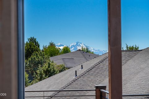 Tiny photo for 10792 Ironstone Court, Redmond, OR 97756 (MLS # 220222613)