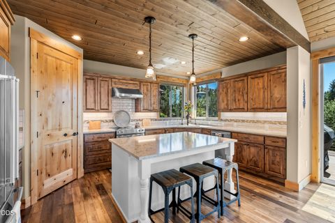Tiny photo for 10792 Ironstone Court, Redmond, OR 97756 (MLS # 220222613)