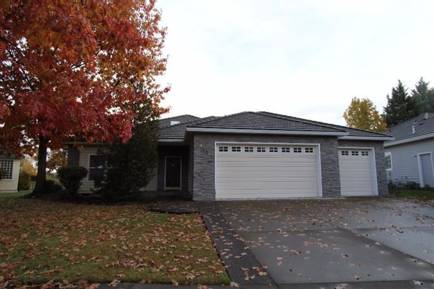 Beautiful single level home on the 10th hold of the Eagle Point Golf Course. Open floor plan with large windows and an abundance of light. Entry way features tall ceilings and skylight. Split floor plan, extra large laundry with sink. Kitchen has plenty of storage and is open to dining and living area. Living area has gas fireplace. Master bedroom features plant shelves, master bathroom has two seperate sinks and two seperate walk in closets, Shower, and soaking tub.