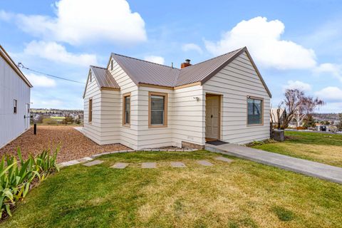 Tiny photo for 1030 S Adams Drive, Madras, OR 97741 (MLS # 220213587)