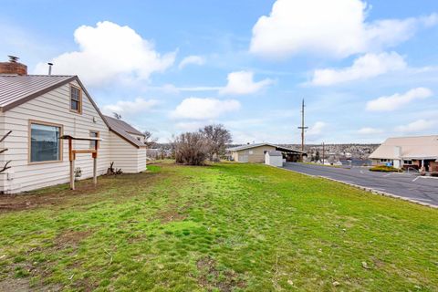Tiny photo for 1030 S Adams Drive, Madras, OR 97741 (MLS # 220213587)