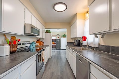 Tiny photo for 1030 S Adams Drive, Madras, OR 97741 (MLS # 220213587)