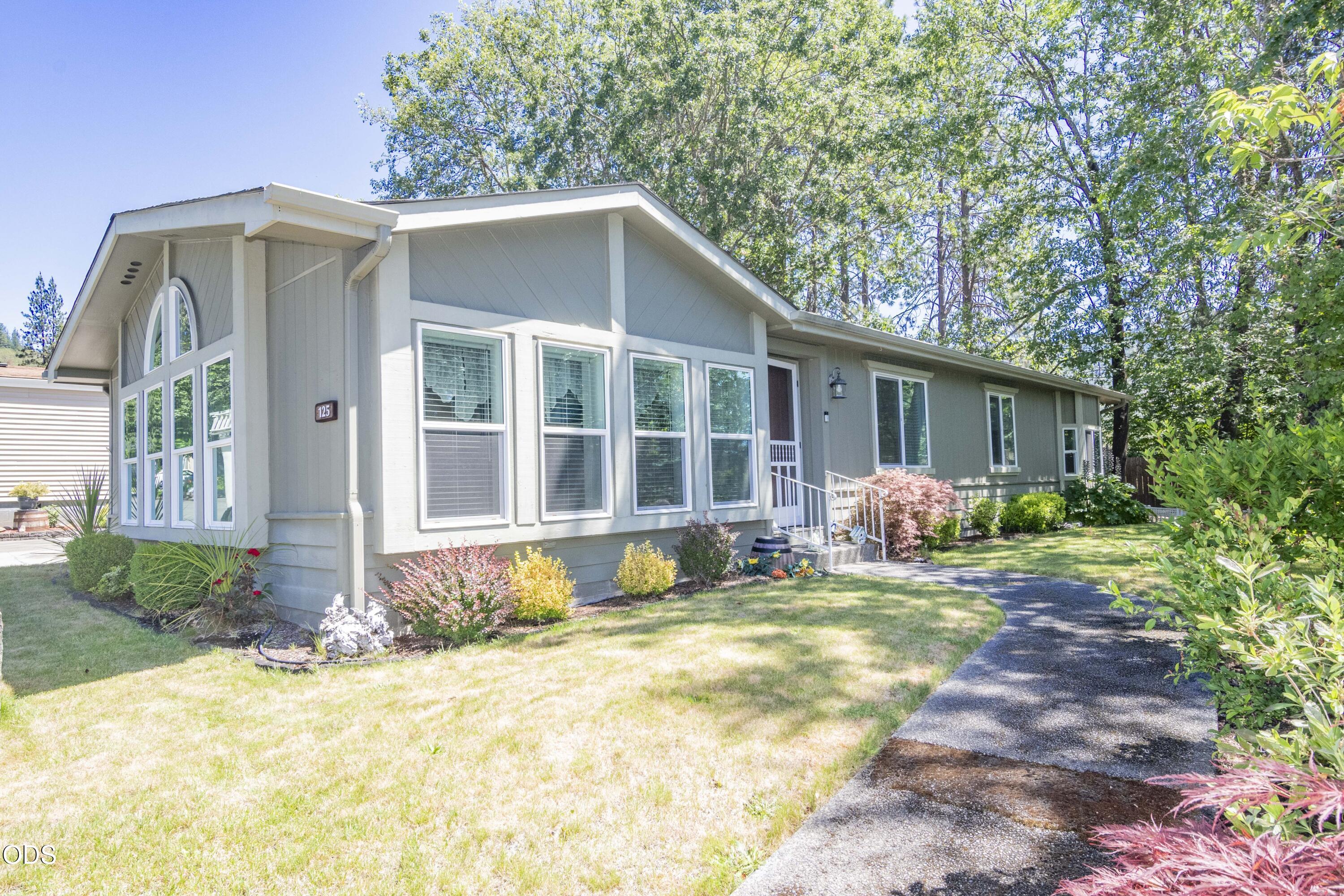 Photo 1 of 35 — 125 NW Wrightwood Circle, Grants Pass, OR 97526