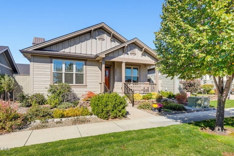 Photo of 3851 Sunleaf Avenue, Medford, OR 97504 (MLS # 220229476)
