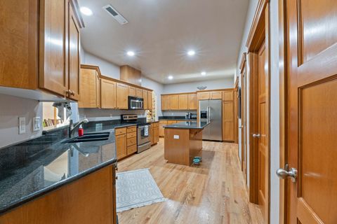 Tiny photo for 3864 Crystal Springs Drive, Medford, OR 97504 (MLS # 220212655)