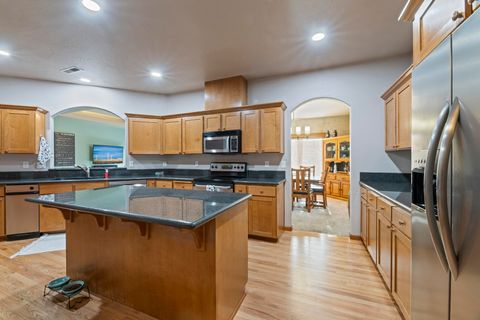 Tiny photo for 3864 Crystal Springs Drive, Medford, OR 97504 (MLS # 220212655)