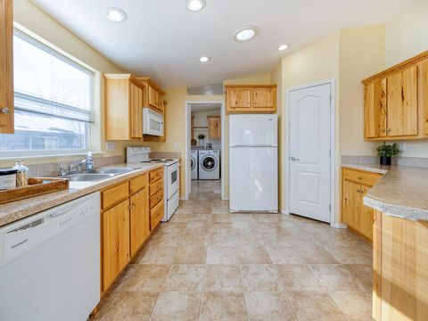 Tiny photo for 3218 Summers Lane, Klamath Falls, OR 97603 (MLS # 220213903)
