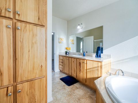 Tiny photo for 3218 Summers Lane, Klamath Falls, OR 97603 (MLS # 220213903)