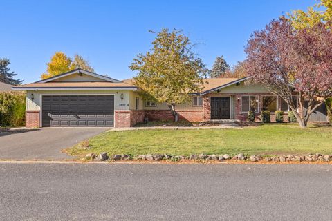 Photo of 3830 La Marada Way, Klamath Falls, OR 97603 (MLS # 220211396)