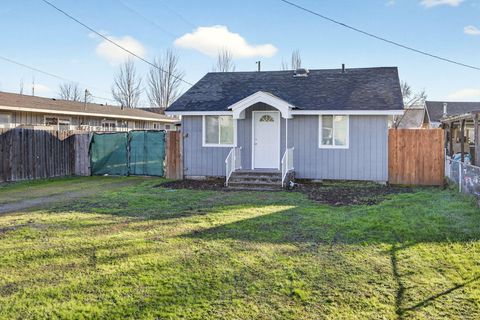 Photo of 620 Berrydale Avenue, Medford, OR 97501 (MLS # 220214207)