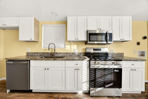 Tiny photo for 620 Berrydale Avenue, Medford, OR 97501 (MLS # 220214207)