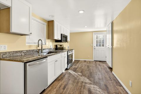 Tiny photo for 620 Berrydale Avenue, Medford, OR 97501 (MLS # 220214207)