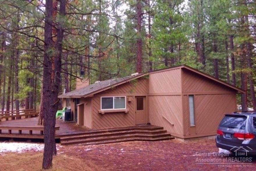 Own one 25% share or two 25% shares for total of 50% in this charming cabin in a nice location. This home has just one level, rare at BBR. 3 bedrooms, 2 baths. Fireplace, furnished. Nice large lot, and only about 1/2 mile to the Glaze Meadow complex. Dogs are allowed in this home, so bring him or her along!