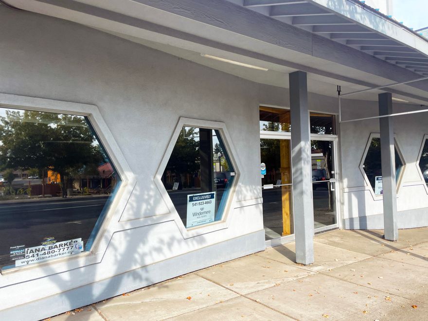 Great opportunity to own a commercial building in up and coming downtown Madras. Major improvements in the last 5 years to plumbing and HVAC. Mostly open floor plan with 2 private rooms, an office, break room, 2 bathrooms (one with shower) and storage in the back with garage door for access.