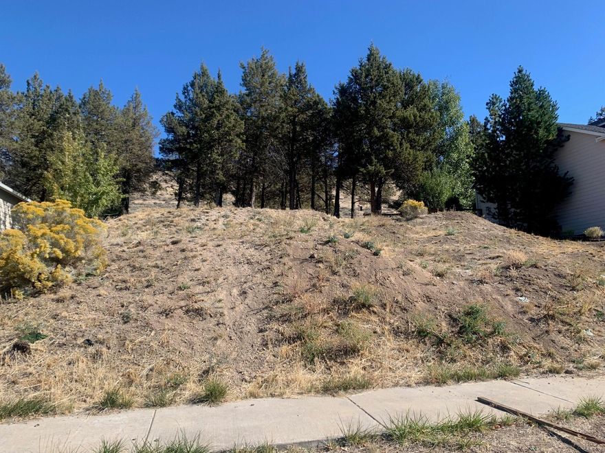 Build your dream home in the Southview subdivision just outside of town. This development has walking trails, playground area and community open spaces. Located in the foothills with easy access to the airport, hospital and Oregon Institute of Technology.