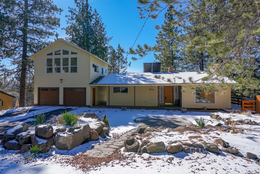 This charming and spacious home sits on an oversized lot in the highly sought-after neighborhood of West Hills. 0.26 acres corner lot fully fenced backyard with southwest facing deck is perfect to enjoy the Bend life. Oversized windows bring natural light throughout the living and dining room. Enjoy the privacy this home provides with its mature trees and natural landscaping. 2,912 sqft main home, 3bd, 2 1/2 bathrooms plus 552 sqft fully finished studio over the garage with its own entrance, water heater, and plumbing. The primary suite is on the main level with city views.

Minutes from downtown with easy access to NWX and Shevlin park trails, this Westside home has everything you were looking for.