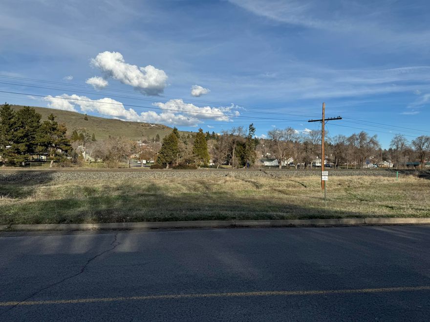 Triangle-shaped lot in the Hot Springs Subdivision. Prime location close to Skylakes Medical Center and Oregon Tech. Very desirable area. City water goes by the in the front and sewer goes by the back. Seller is a licensed Oregon Principal Broker/Appraiser