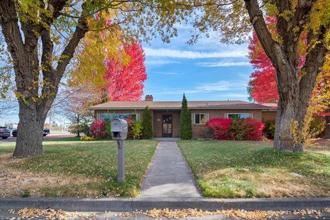 Photo of 1406 SW 12th Street, Redmond, OR 97756 (MLS # 220211116)