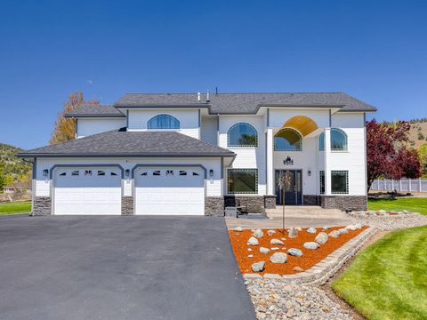 Photo of 9015 Arant Road, Klamath Falls, OR 97603 (MLS # 220220116)