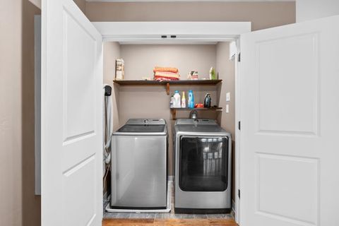 Tiny photo for 6015 Dark Hollow Road, Medford, OR 97501 (MLS # 220212915)