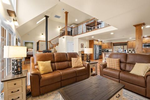 Tiny photo for 6015 Dark Hollow Road, Medford, OR 97501 (MLS # 220212915)