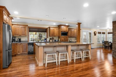 Tiny photo for 6015 Dark Hollow Road, Medford, OR 97501 (MLS # 220212915)