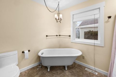 Tiny photo for 6015 Dark Hollow Road, Medford, OR 97501 (MLS # 220212915)