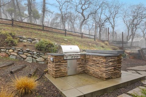 Tiny photo for 6015 Dark Hollow Road, Medford, OR 97501 (MLS # 220212915)