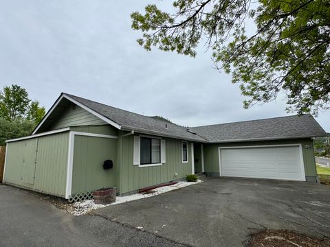 Tiny photo for 1026 NE A Street, Grants Pass, OR 97526 (MLS # 220219755)