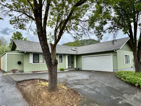 Photo of 1026 NE A Street, Grants Pass, OR 97526 (MLS # 220219755)