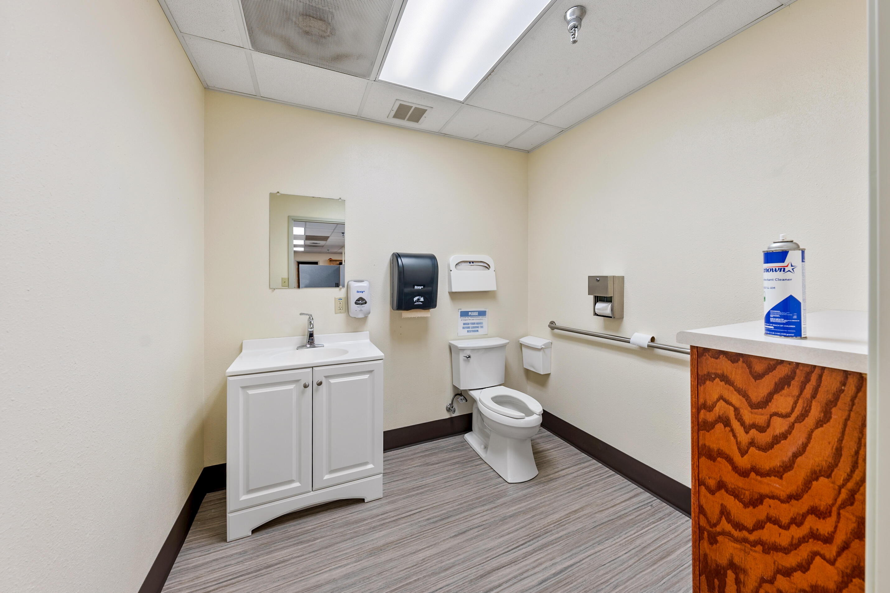 Main image without alt text