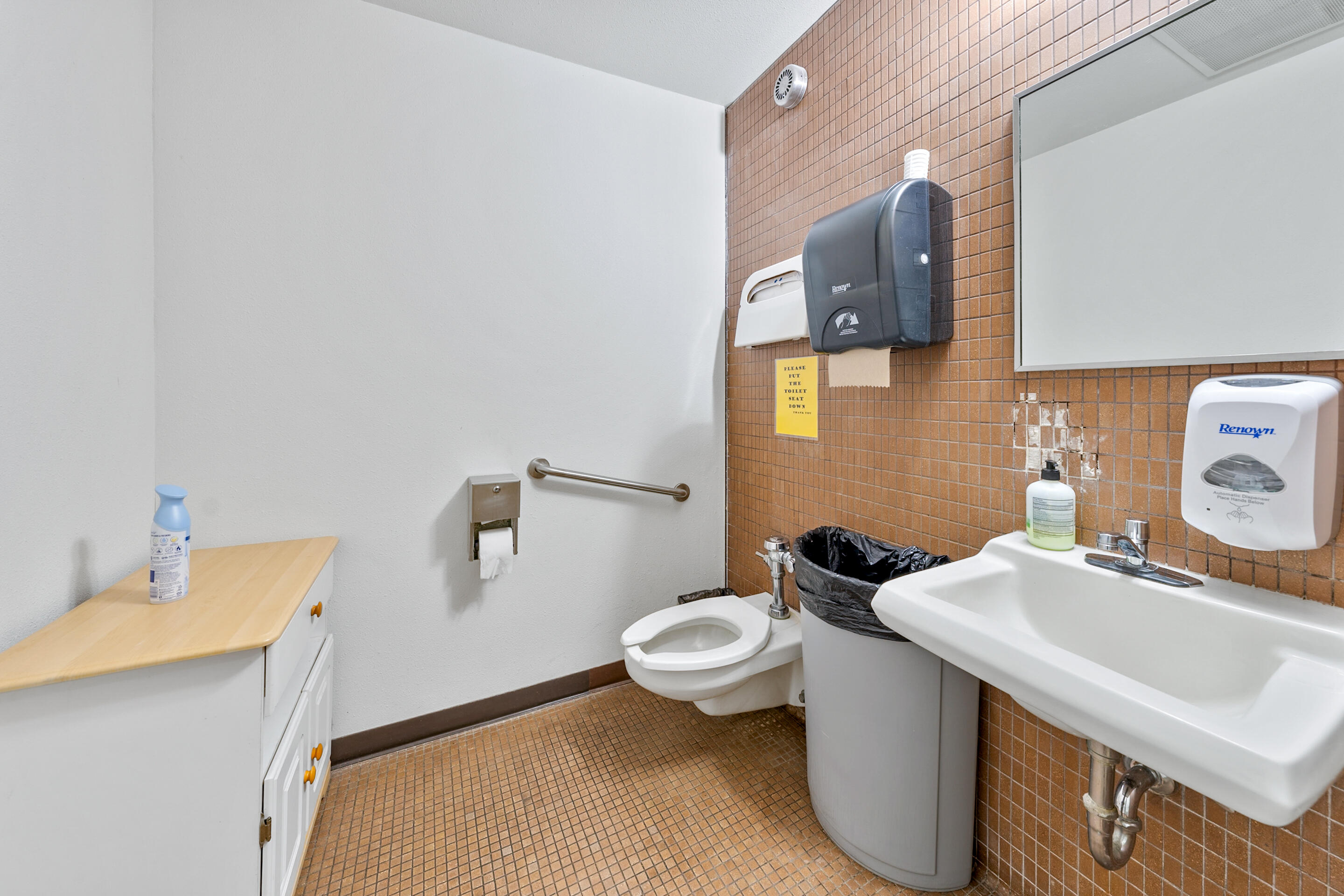 Main image without alt text