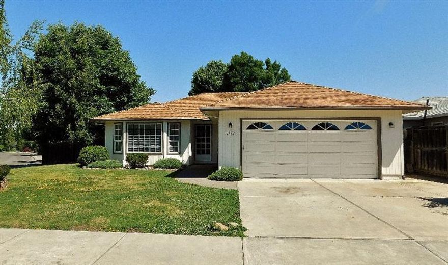 One owner DeCarlow built home in desirable East Medford neighborhood! Enter into a large formal living room with a bay window and lots of light. The roomy kitchen features a center island eating bar that is open to the dining area and casual family room. The master bedroom has a large walk-in closet and the master bath has a relaxing jetted tub. The oversized backyard with covered patio is the perfect place to entertain on warm summer nights. This home is located on a quiet dead-end street with a pathway to Lincoln Elementary. Come tour today!