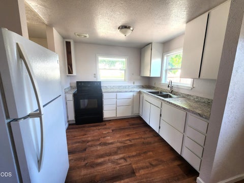Tiny photo for 5038 Shasta Way, Klamath Falls, OR 97603 (MLS # 220225921)