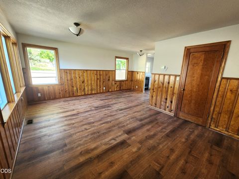 Tiny photo for 5038 Shasta Way, Klamath Falls, OR 97603 (MLS # 220225921)