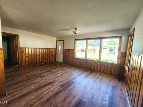 Tiny photo for 5038 Shasta Way, Klamath Falls, OR 97603 (MLS # 220225921)